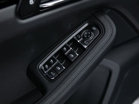 Certified 2025 Porsche Macan image 22