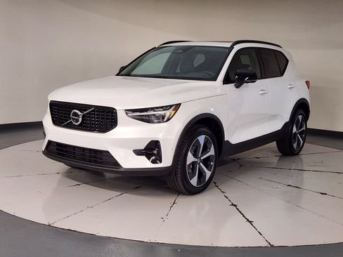Certified 2026 Volvo XC40 B5 Plus AWD/4WD image 1