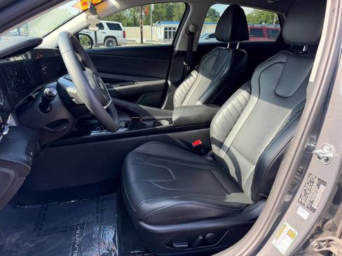Used 2025 Hyundai Elantra Limited FWD image 11