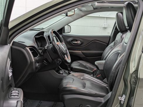 Used 2019 Jeep Cherokee Limited image 3