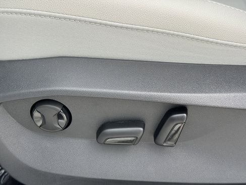 New 2025 Volkswagen Taos SE image 18