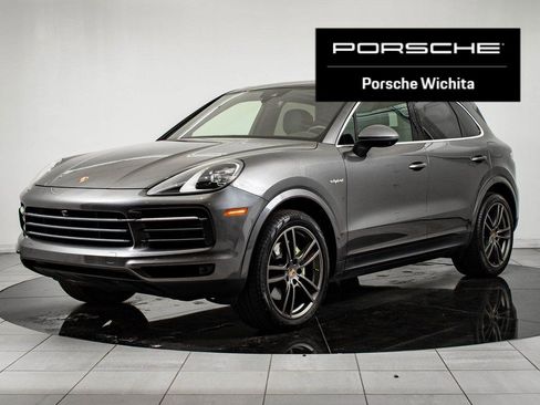 Certified 2022 Porsche Cayenne E-Hybrid w/ Premium Package image 1