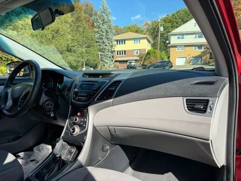 Used 2015 Hyundai Elantra SE image 27