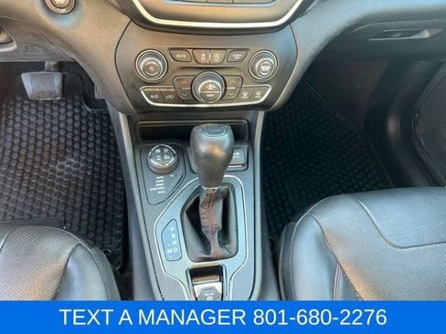 Used 2019 Jeep Cherokee Trailhawk AWD/4WD image 19