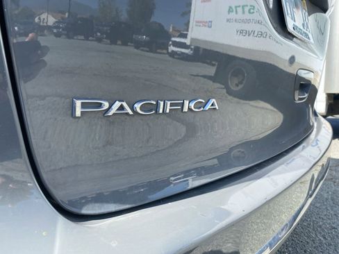 Used 2022 Chrysler Pacifica Touring-L FWD image 9