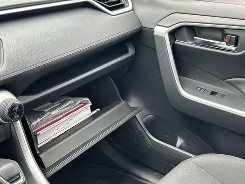 Used 2022 Toyota RAV4 SE w/ Convenience Package image 33