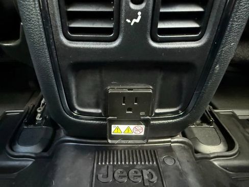 Used 2019 Jeep Grand Cherokee Laredo AWD/4WD image 12
