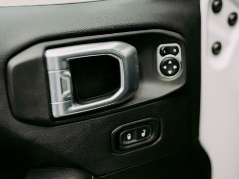 Used 2021 Jeep Gladiator Overland image 17