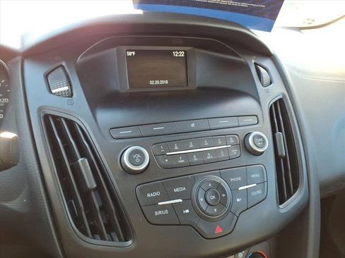 Certified 2018 Ford Focus SE w/ SE Appearance Package image 19
