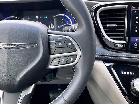 Used 2023 Chrysler Pacifica Touring-L image 17