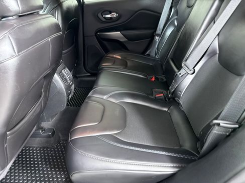Used 2019 Jeep Cherokee Latitude Plus w/ Comfort/Convenience Group AWD/4WD image 20