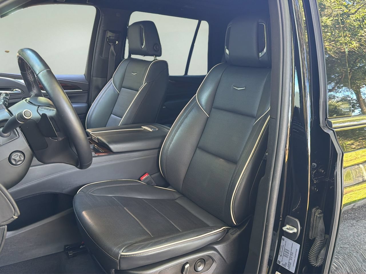 Used 2022 Cadillac Escalade Premium Luxury AWD/4WD image 12