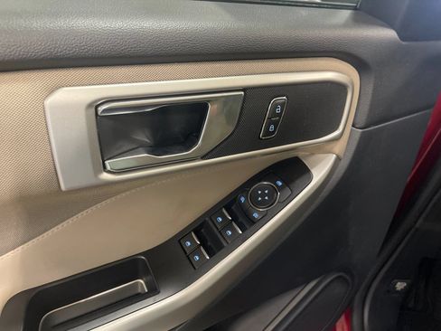 Used 2020 Ford Explorer XLT RWD image 13
