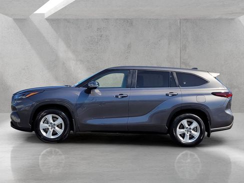 Used 2024 Toyota Highlander LE AWD/4WD image 8