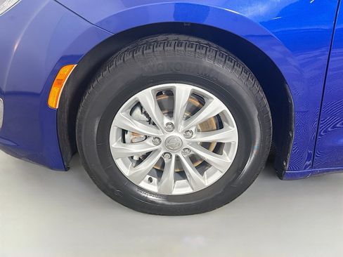 Used 2018 Chrysler Pacifica Touring-L FWD image 36