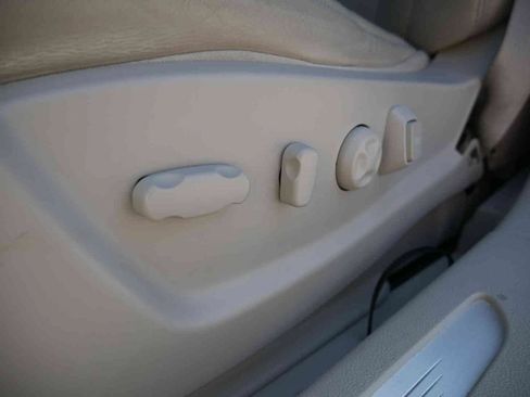 Used 2011 Cadillac DTS Premium FWD image 23