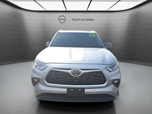 Used 2023 Toyota Highlander XLE FWD image 1