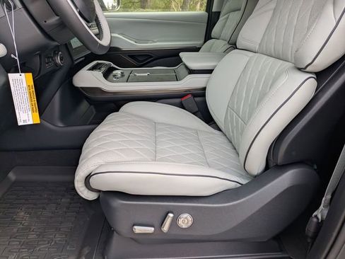 New 2026 Lincoln Navigator L Black Label AWD/4WD image 17