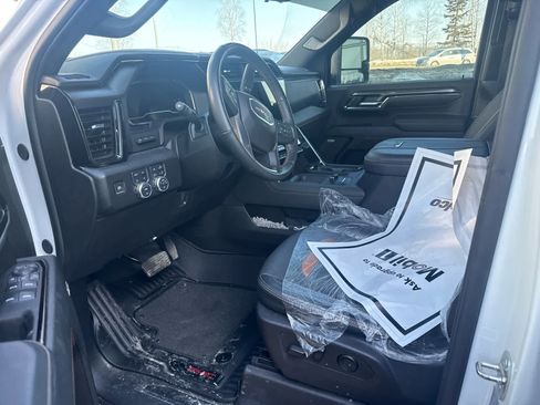 Used 2024 GMC Sierra 2500 AT4 w/ AT4 Premium Plus Package AWD/4WD image 5