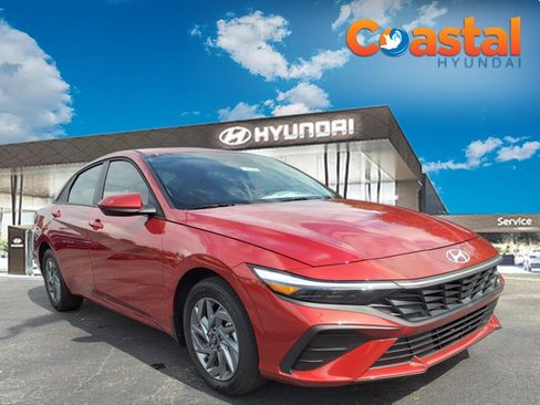 Used 2025 Hyundai Elantra Blue image 1