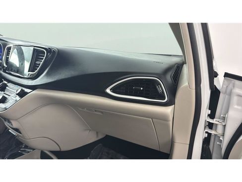 Used 2022 Chrysler Pacifica Touring-L FWD image 21