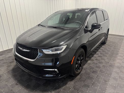 Used 2023 Chrysler Pacifica Touring image 1