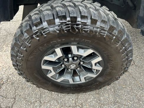 Used 2017 Toyota Tacoma TRD Off-Road image 31