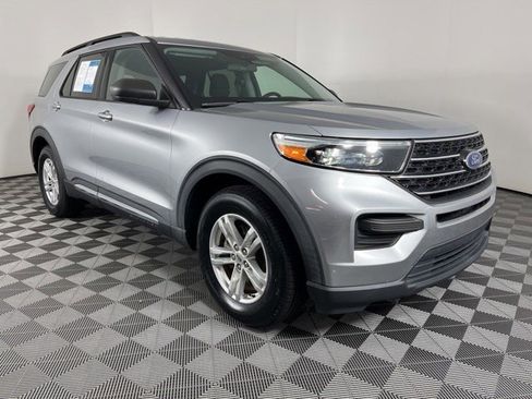 Used 2020 Ford Explorer XLT RWD image 2