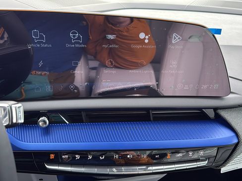 New 2026 Cadillac Optiq Luxury 2 image 17