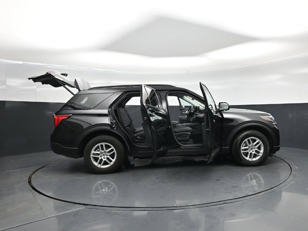 Certified 2025 Ford Explorer Active AWD/4WD image 5
