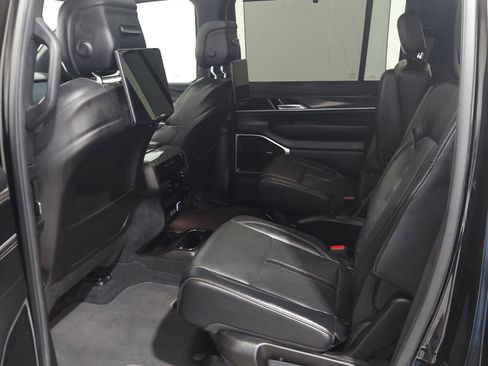 Used 2022 Jeep Wagoneer Series III w/ Premium Group I AWD/4WD image 16