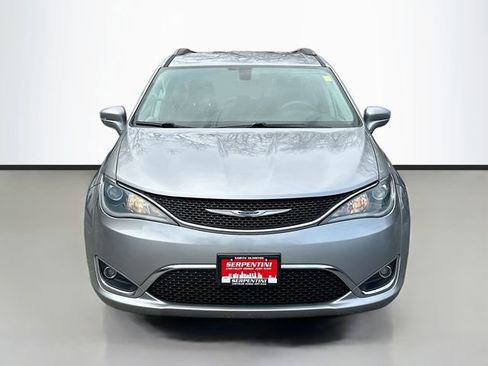 Used 2017 Chrysler Pacifica Touring-L FWD image 4
