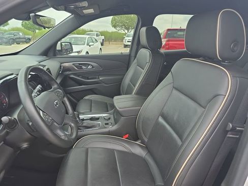Used 2023 Chevrolet Traverse Premier FWD image 17