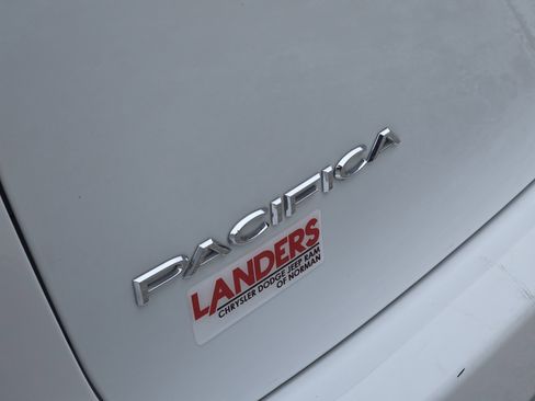 Used 2024 Chrysler Pacifica Select image 14