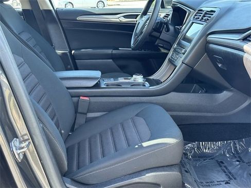 Used 2017 Ford Fusion SE w/ Fusion SE Technology Package image 14