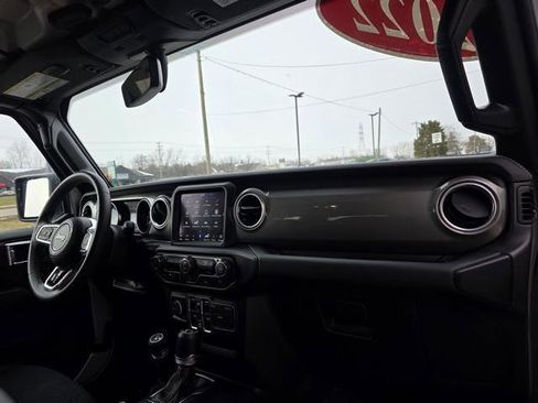 Used 2023 Jeep Wrangler Unlimited Sahara image 25