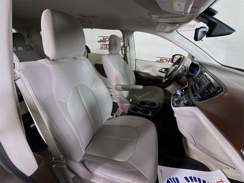 Used 2017 Chrysler Pacifica Touring Plus image 32