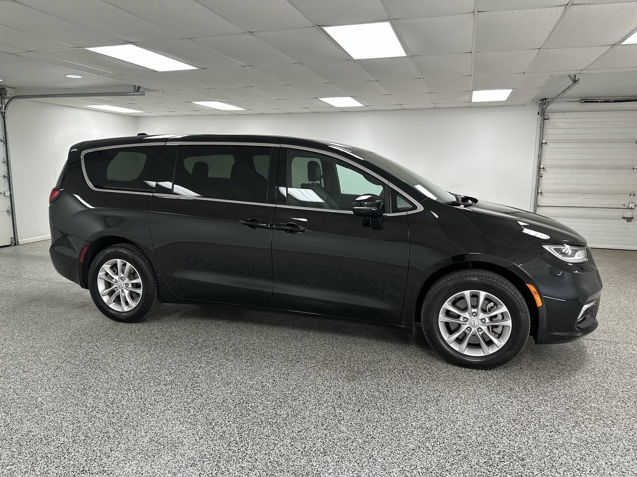 Used 2026 Chrysler Pacifica Select AWD/4WD image 1