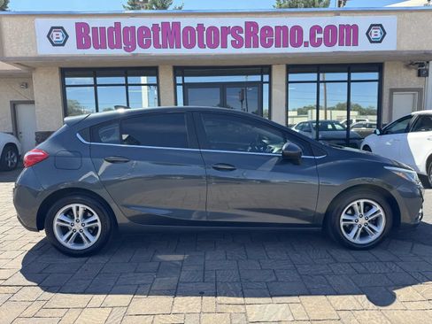Used 2017 Chevrolet Cruze LT FWD image 1