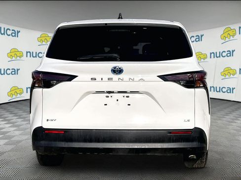 Used 2025 Toyota Sienna LE image 5