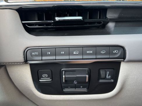 Used 2022 Cadillac Escalade Premium Luxury Platinum image 23