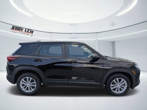 Used 2021 Chevrolet TrailBlazer LS FWD image 2