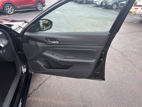 Used 2025 Nissan Altima 2.5 SV FWD image 32