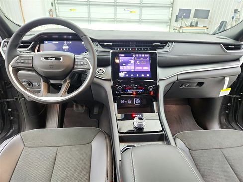 New 2025 Jeep Grand Cherokee L Altitude image 24
