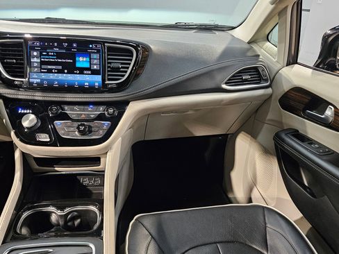Used 2023 Chrysler Pacifica Limited FWD image 11
