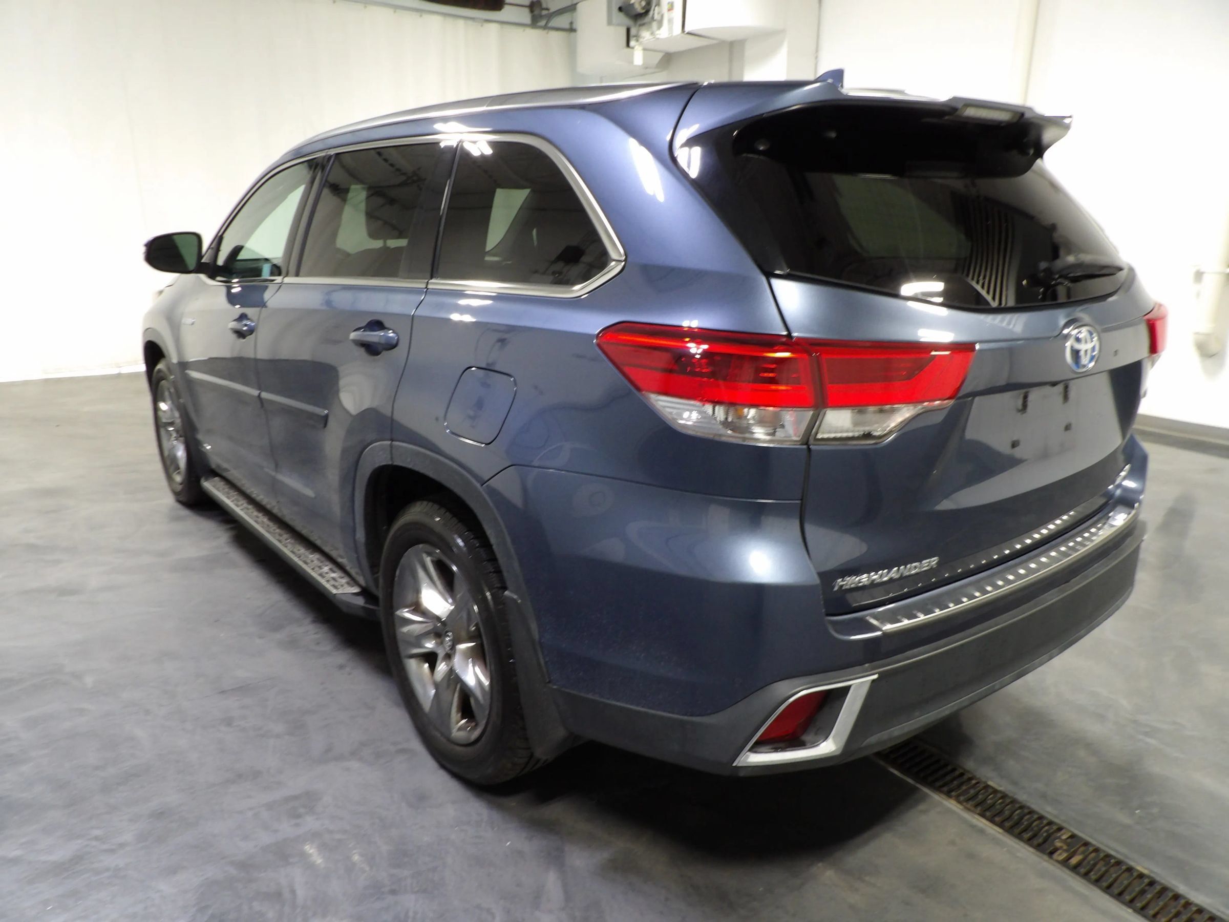 Used 2017 Toyota Highlander Limited Platinum AWD/4WD image 6