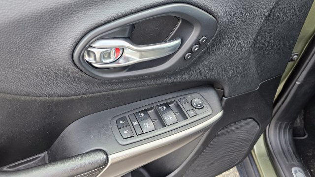 Used 2019 Jeep Cherokee Limited AWD/4WD image 11