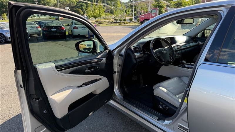 Used 2013 Lexus LS 460 w/ Comfort Pkg RWD image 19