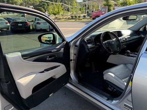 Used 2013 Lexus LS 460 w/ Comfort Pkg RWD image 19