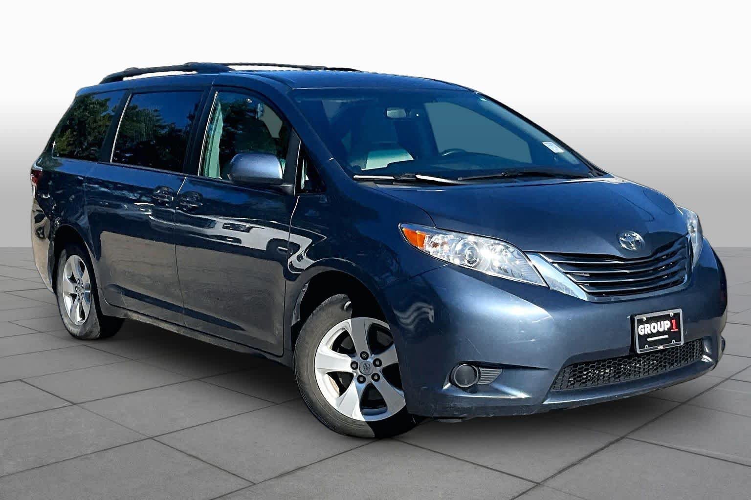 Certified 2017 Toyota Sienna LE FWD image 3